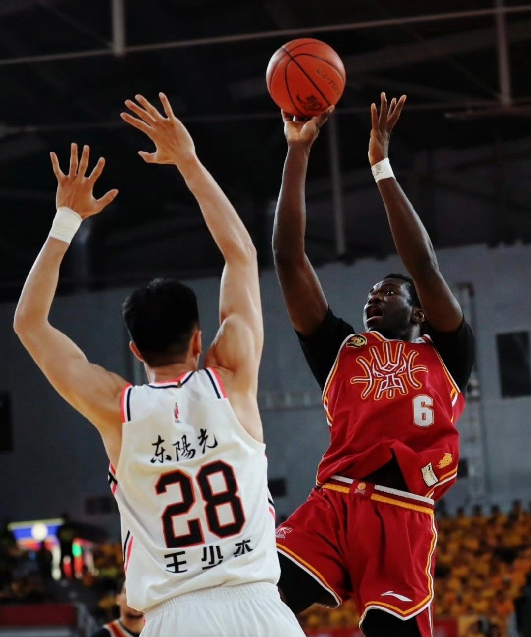 赛地聚焦——CBA常规赛今晚热度飙升，布莱顿豪取连胜，引发热议，更衣室氛围转暖的简单介绍