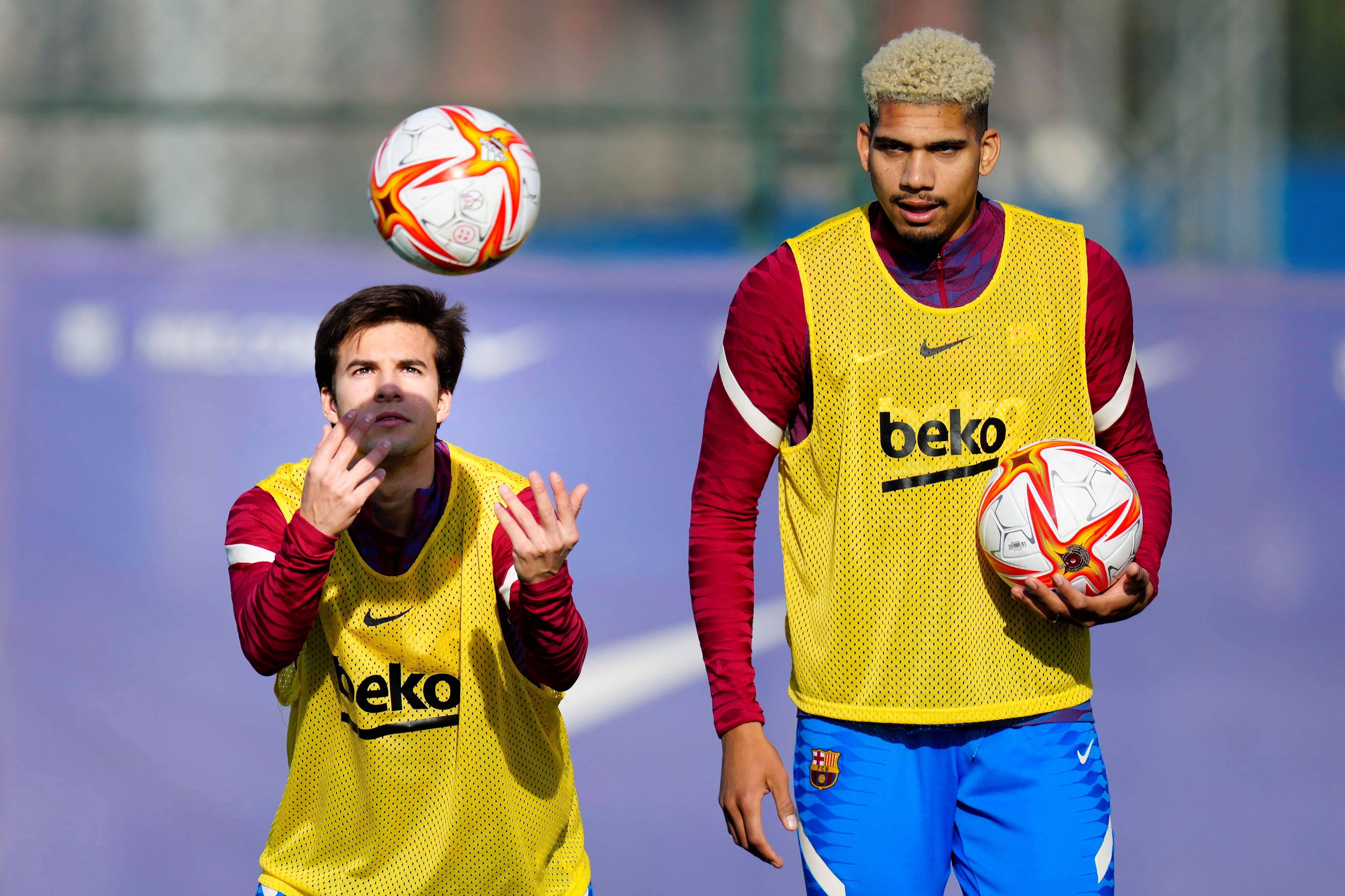 模拟器试玩-包含赛前武汉三镇备战国王杯，刷新队史纪录细节曝光，质疑声仍在，更衣室氛围转暖的词条